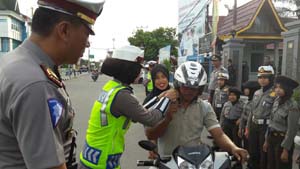 Sempena HUT ke-61, Polantas Polres Inhil Bagi-bagi Helm